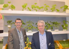 Frank Vriends en Rob Valke van Beekenkamp Plants. Zij laten de opkweekmogelijkheden van vrucht- en vollegrondsgewassen zien.